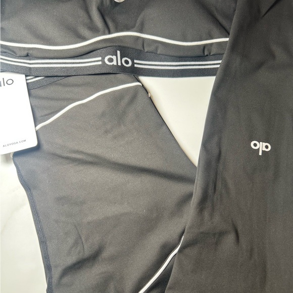 ALO Yoga Black and White Sports Set - Picture 4 of 5